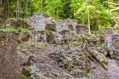 Alte Mauern des ehemaliges Zementwerk Litzldorf.