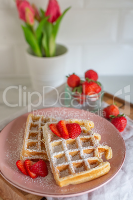 Frühstück Waffeln mit Erdbeeren