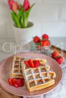 Frühstück Waffeln mit Erdbeeren