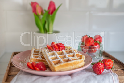 Frühstück Waffeln mit Erdbeeren