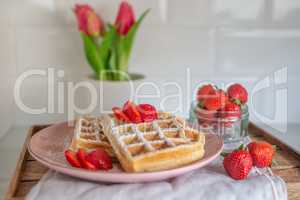 Frühstück Waffeln mit Erdbeeren