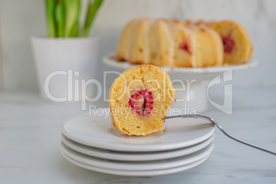 Topfen Gugelhupf mit Himbeeren