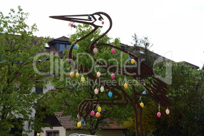 Storch mit Ostereiern