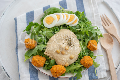 Gesunder Salat mit Hummus