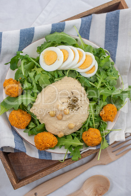 Gesunder Salat mit Hummus