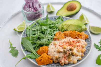 Gesunde Salat Buddah Bowl mit Hummus