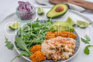 Gesunde Salat Buddah Bowl mit Hummus