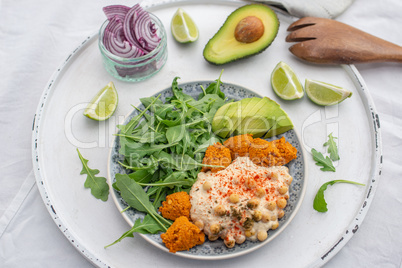 Gesunde Salat Buddah Bowl mit Hummus