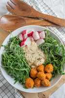 Gesunder Salat mit Hummus