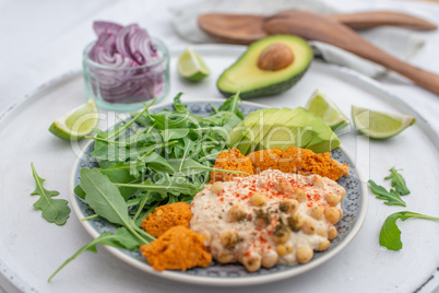 Gesunder Salat mit Hummus