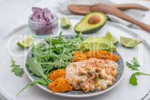 Gesunder Salat mit Hummus