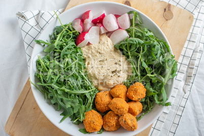 Gesunder Salat mit Hummus