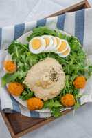 Gesunder Salat mit Hummus