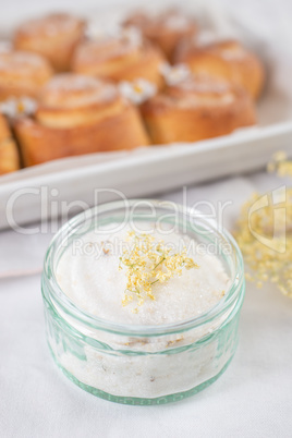 Frühling Zimtschnecken mit Holunderblüten