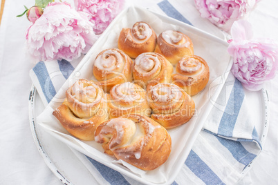 Frühling Zimtschnecken mit Holunderblüten