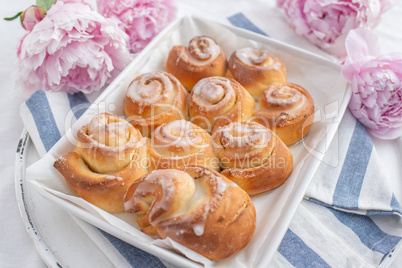 Frühling Zimtschnecken mit Holunderblüten