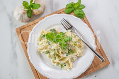 Gesunde grüne one pot pasta mit gemüse