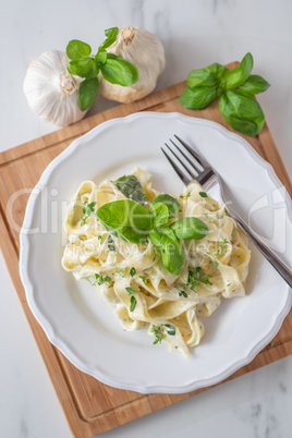 Gesunde grüne one pot pasta mit gemüse