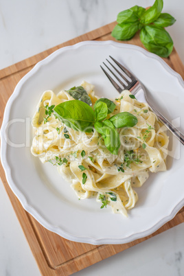 Gesunde grüne one pot pasta mit gemüse