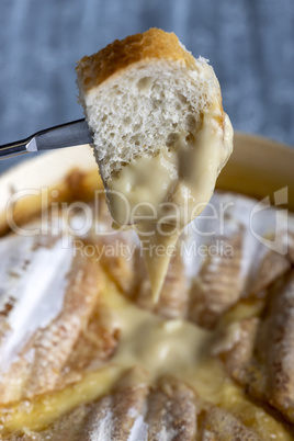 Schweizer Käsefondue mit Brot