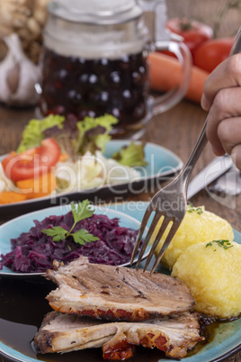 bayerischer Schweinebraten mit Knödeln