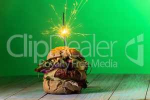 hausgemachter Cheeseburger auf dunklem Holz