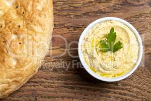 arabischer Humusaufstrich mit Brot