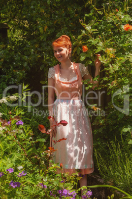 Fröhliches bayrisches Mädchen in Ihren Garten