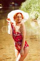 Portrait einer rothaarige Frau im Badeanzug
