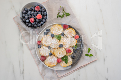 Mini Pfannkuchen mit Beeren zum Frühstück