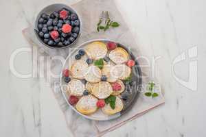 Mini Pfannkuchen mit Beeren zum Frühstück