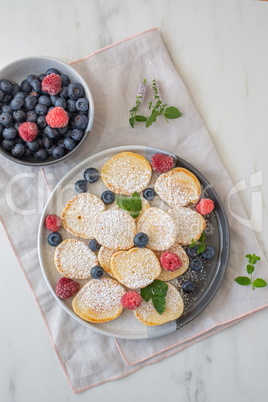 Mini Pfannkuchen mit Beeren zum Frühstück