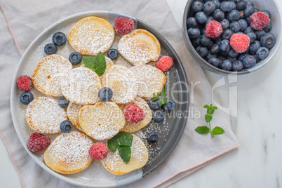 Mini Pfannkuchen mit Beeren zum Frühstück