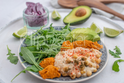 Gesunde Salat Buddah Bowl mit Hummus