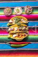 drei mexikanische Tacos auf Tuch
