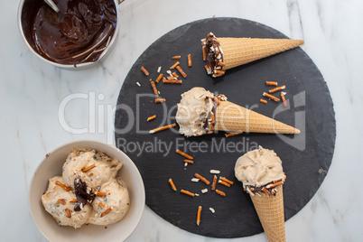 Erdnussbutter Eiscreme mit Schokolade und Salzbrezeln