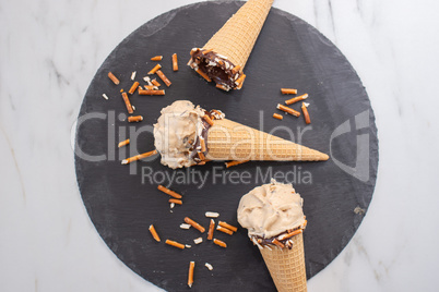 Erdnussbutter Eiscreme mit Schokolade und Salzbrezeln