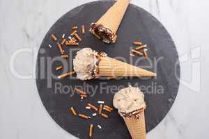Erdnussbutter Eiscreme mit Schokolade und Salzbrezeln