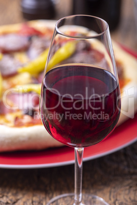 Rotwein und eine frische Pizza