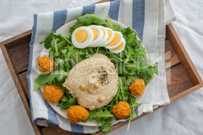 Gesunde Salat Buddah Bowl mit Hummus