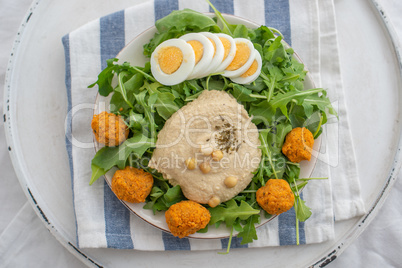 Gesunde Salat Buddah Bowl mit Hummus