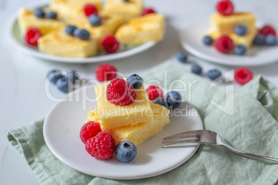 Vanille Pudding Kuchen mit Beeren