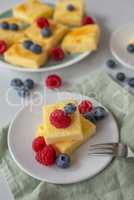 Vanille Pudding Kuchen mit Beeren
