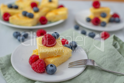 Vanille Pudding Kuchen mit Beeren