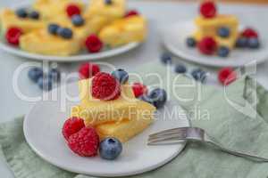 Vanille Pudding Kuchen mit Beeren