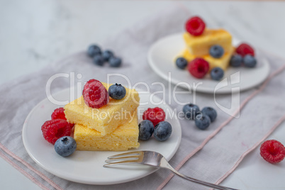 Vanille Pudding Kuchen mit Beeren