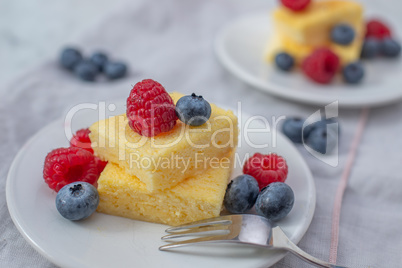 Vanille Pudding Kuchen mit Beeren