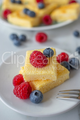 Vanille Pudding Kuchen mit Beeren