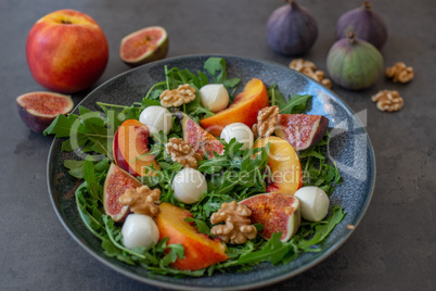 Sommerlicher Salat mit Obst