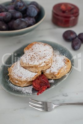 Blini Pfannkuchen mit Zwetschgen